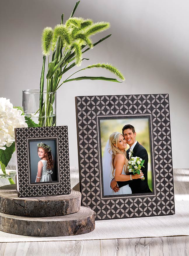 Portafoto da tavolo VES in legno inciso con motivi geometrici fatti in italia