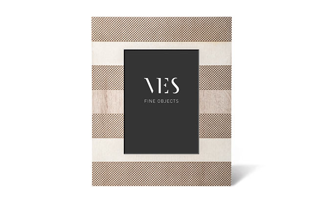 Portafotografie da tavolo VES in legno inciso a righe fatto in italia