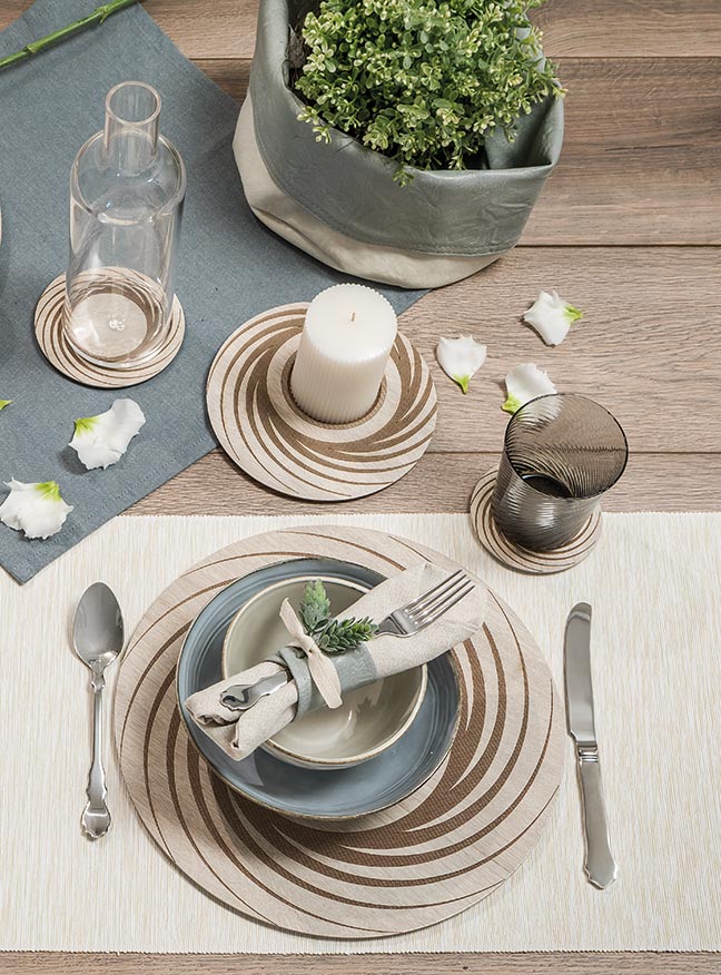 VES Set da tavola con sottopiatti, sottobicchieri, vassoi, sottopentola, alzatine in legno inciso e bicchieri in vetro soffiato made in italy