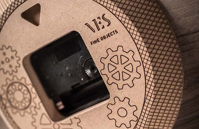 Orologio da parete in legno inciso VES