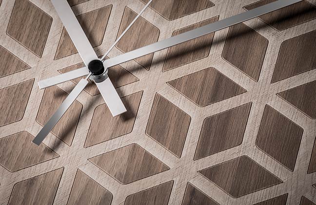 Orologio da parete in legno inciso moderno di forma esagonale VES fatto in italia