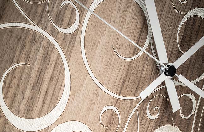 Orologi da parete in legno inciso moderno di forme morbide e decori acquatici VES fatti in italia