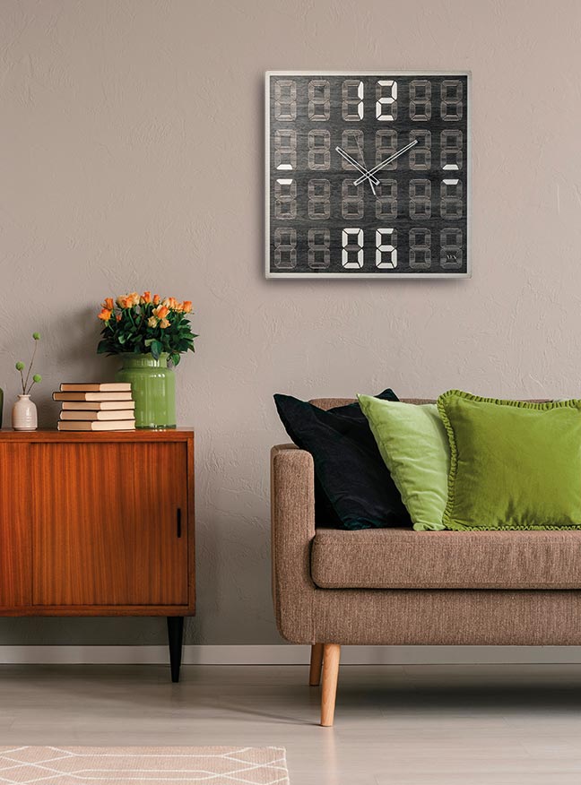 Orologio da parete in legno inciso moderno di forma quadrata con numeri digitali VES fatto in italia