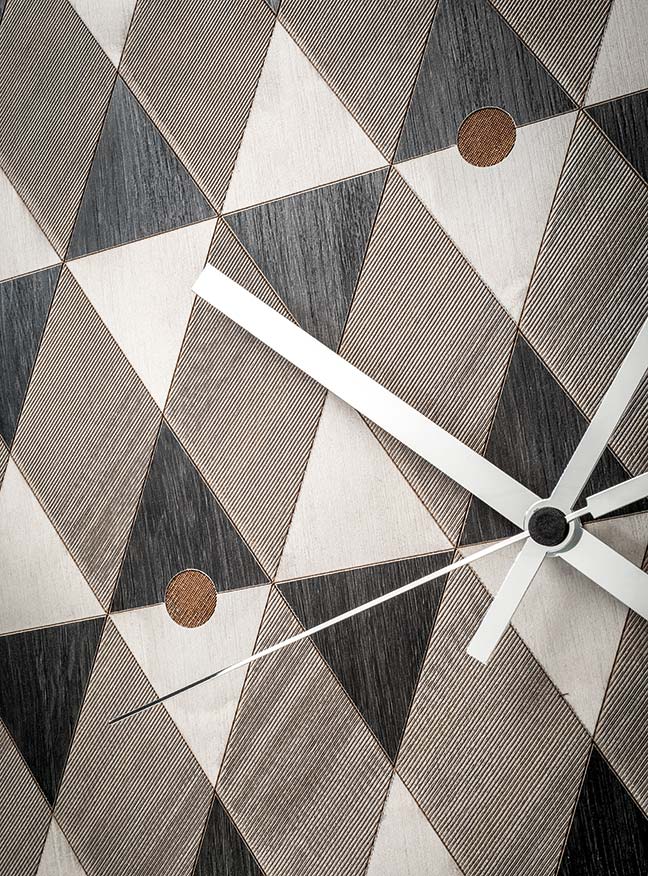 VES orologio da parete in legno inciso design di forma quadrata made in italy