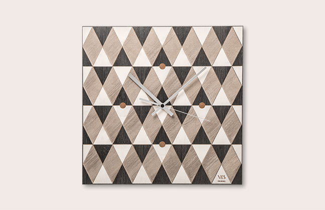 Orologio da parete VES in legno inciso design moderno made in italy