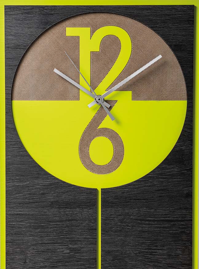 Orologio da parete VES in legno inciso design moderno colore nero e lime made in italy