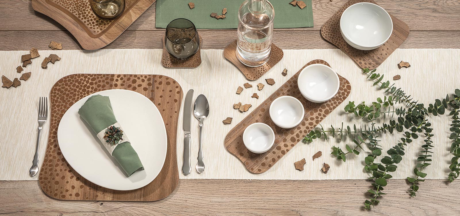 VES fine objects set da tavola sottopiatti, sottobicchieri, vassoi, alzatine e sottopentola in legno inciso e bicchieri in vetro soffiato