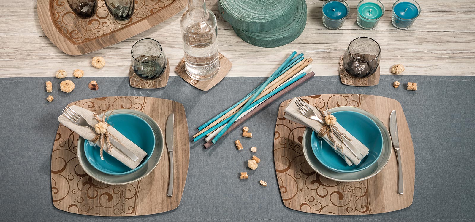 VES fine objects set da tavola sottopiatti, sottobicchieri, vassoi, alzatine e sottopentola in legno inciso e bicchieri in vetro soffiato