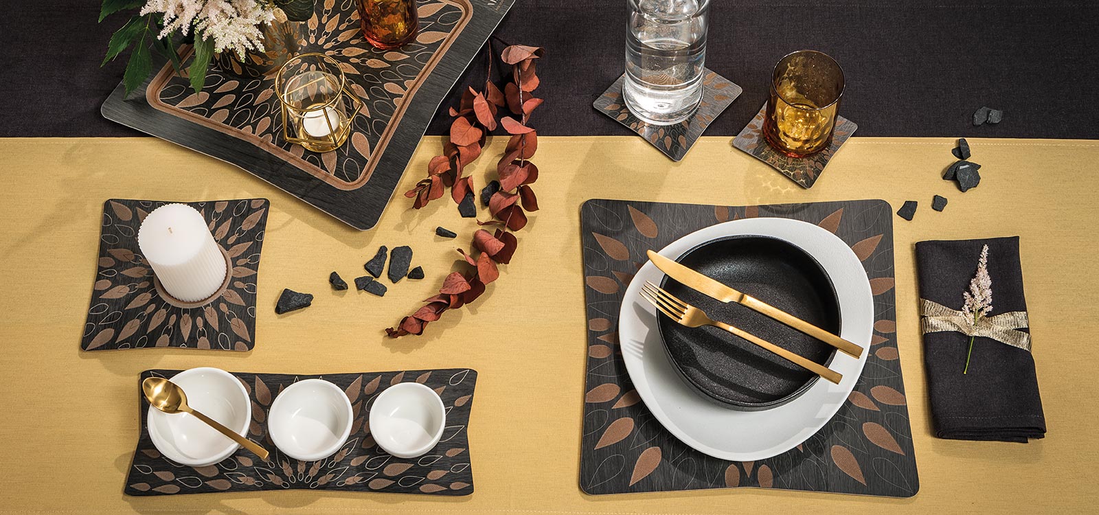 VES fine objects set da tavola sottopiatti, sottobicchieri, vassoi, alzatine e sottopentola in legno inciso e bicchieri in vetro soffiato