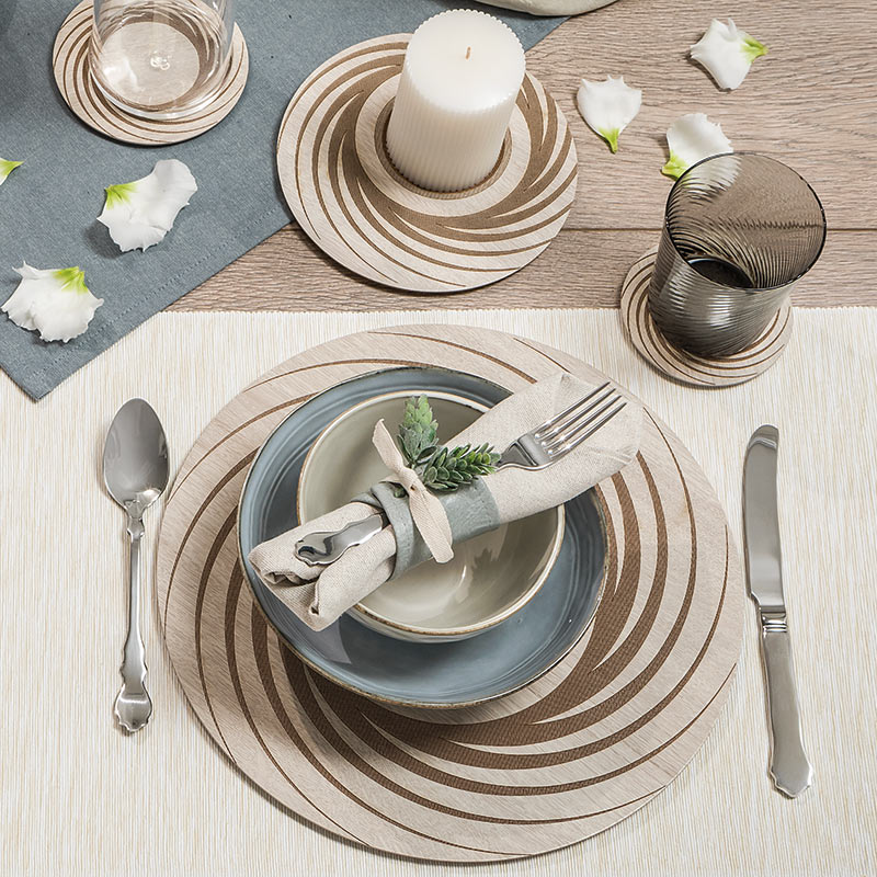 Set da tavola VES: sottopiatti e sottobicchieri in legno inciso e bicchieri in vetro soffiato