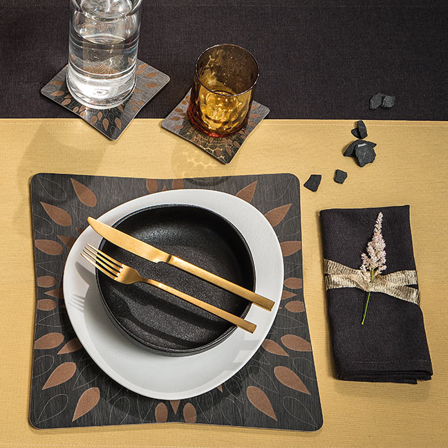 VES Set da tavola con sottopiatti, sottobicchieri, vassoi, sottobottiglia, alzatina in legno inciso e bicchieri in vetro soffiato made in italy